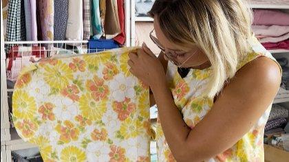 Elle fabrique des vêtements colorés à partir de vieux draps usés.