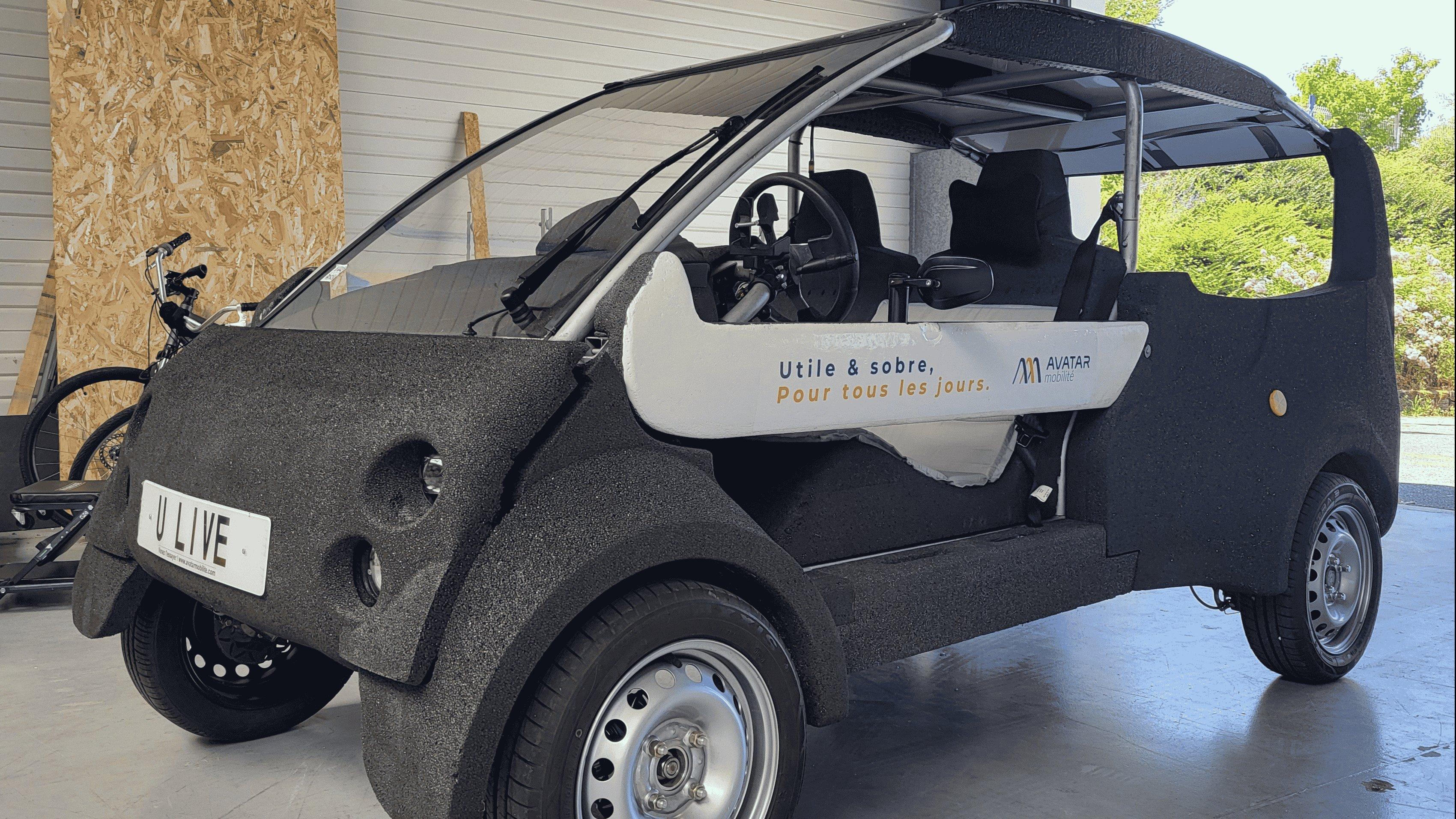 Cette micro-voiture électrique et solaire veut décarboner nos trajets du quotidien — mais pas n’importe comment.